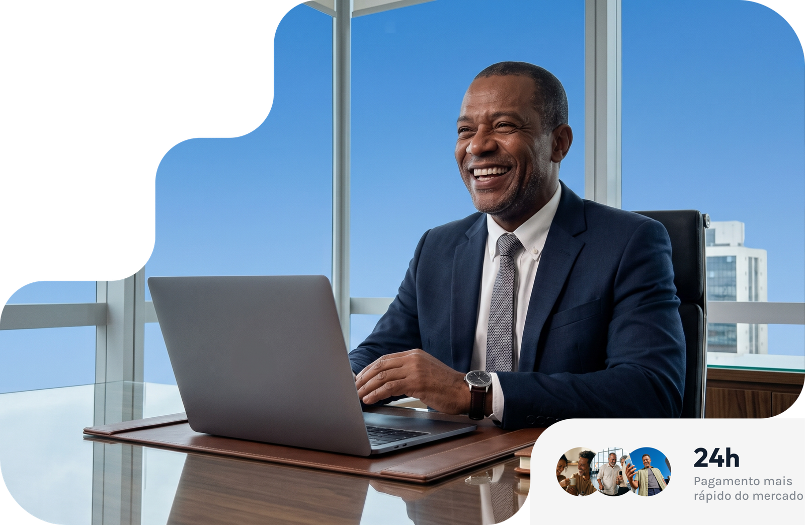 Homem de negócios sorrindo no escritório com laptop, venda de honorários