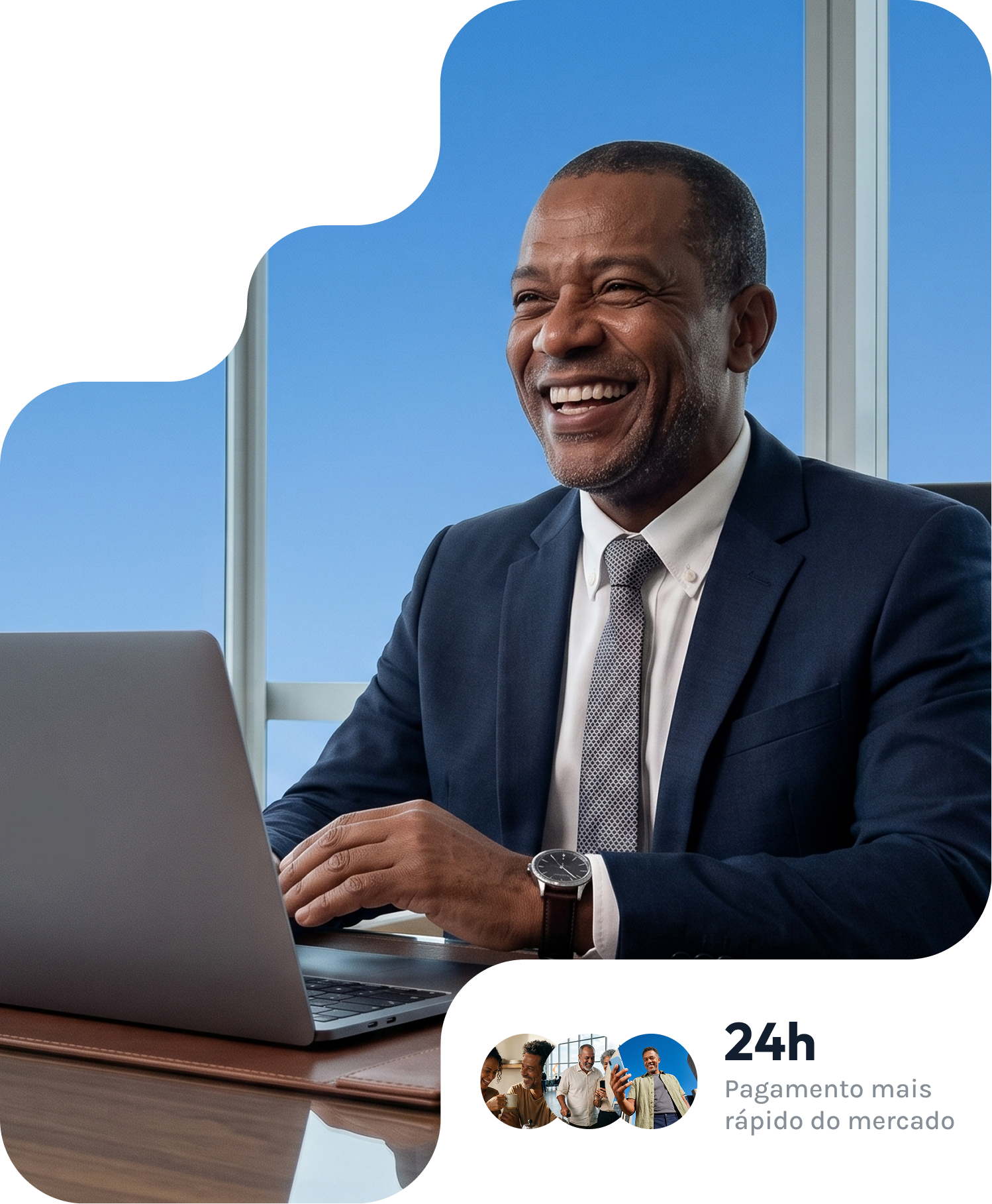 Homem sorrindo, usando laptop, com texto 24h e pagamento rápido.